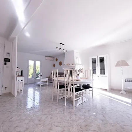 Piscine Et Jardin Ensoleille Villa